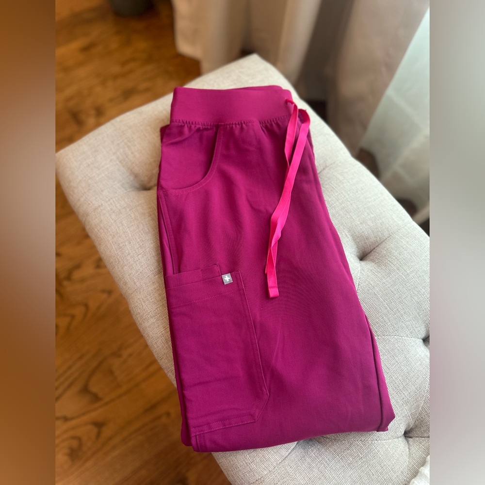 Figs women’s M Kade cargo pants in dark magenta